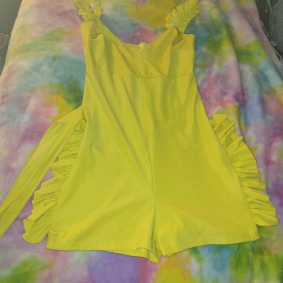 Cute yellow romper - Picture 1 of 1